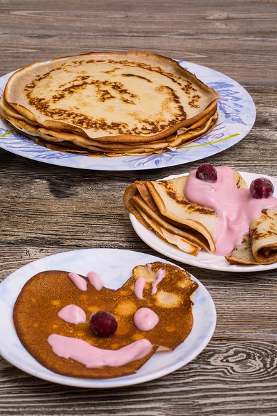 Pannenkoeken met yoghurt en kersen op een houten tafel — Stockfoto