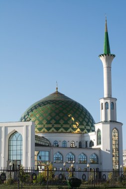 Yeşil kubbe ile beyaz Camii