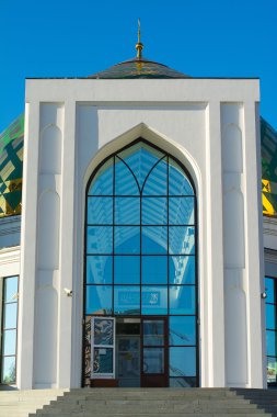 Yeşil kubbe ile beyaz Camii