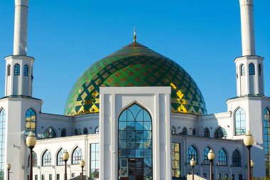 Yeşil kubbe ile beyaz Camii