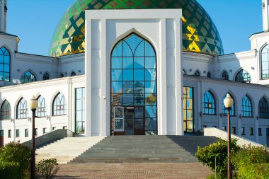 Yeşil kubbe ile beyaz Camii