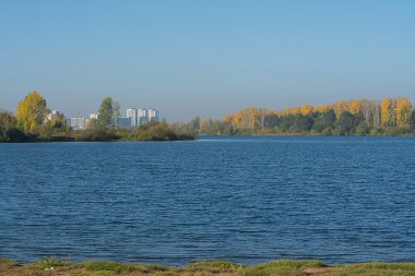 kumlu çimenli gölün kıyısında