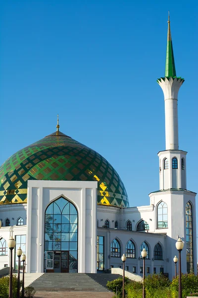 Mosquée blanche avec dôme vert — Photo