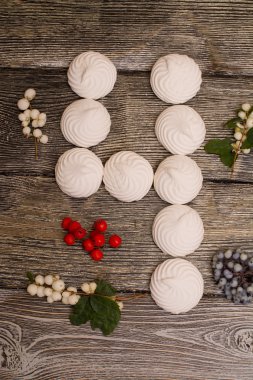 ahşap masa üzerinde çilek ile marshmallow. Sayı 4