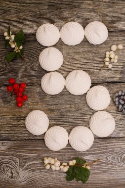 ahşap masa üzerinde çilek ile marshmallow. Sayı 5