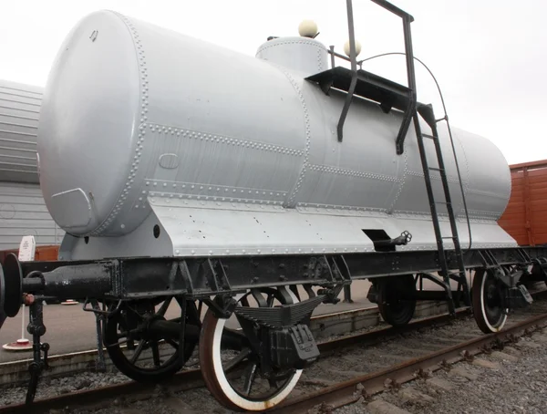Μια μικρή δεξαμενή του gray για το τρένο κομμάτια πλευρική θέα — Φωτογραφία Αρχείου