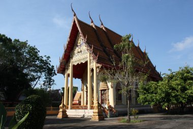 Renkli çatı gökyüzü Tayland Budist tapınağı