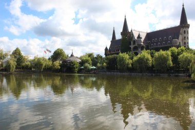 Yüksek Kuleli Ortaçağ Kalesi