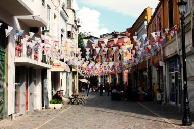 İnsanlar bir yaya Caddesi üzerinde yürümek