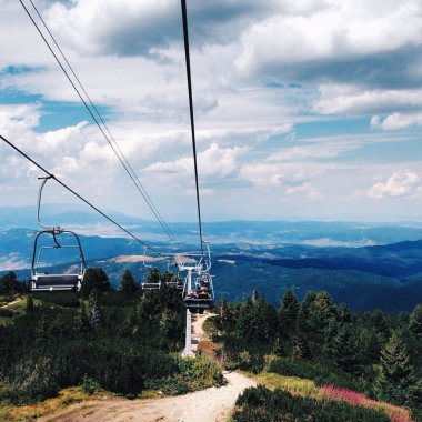 Kabin teleferik dağlarda görünümünden