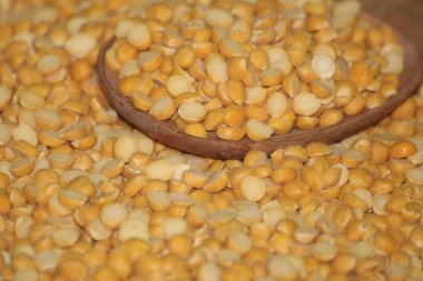 Toor dal ya da bölünmüş sarı mercimek izole. Chana Dal, Yellow Chana Split Bezelyeleri, Kurutulmuş Nohut Mercimeği olarak da bilinir.