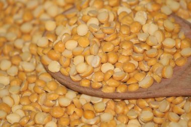 Toor dal ya da bölünmüş sarı mercimek izole. Chana Dal, Yellow Chana Split Bezelyeleri, Kurutulmuş Nohut Mercimeği olarak da bilinir.
