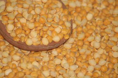 Toor dal ya da bölünmüş sarı mercimek izole. Chana Dal, Yellow Chana Split Bezelyeleri, Kurutulmuş Nohut Mercimeği olarak da bilinir.