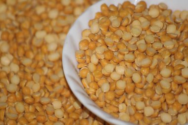 Toor dal ya da bölünmüş sarı mercimek izole. Chana Dal, Yellow Chana Split Bezelyeleri, Kurutulmuş Nohut Mercimeği olarak da bilinir.