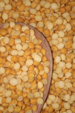 Toor dal ya da bölünmüş sarı mercimek izole. Chana Dal, Yellow Chana Split Bezelyeleri, Kurutulmuş Nohut Mercimeği olarak da bilinir.