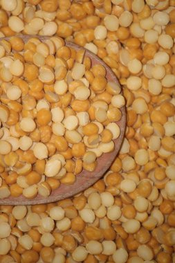 Toor dal ya da bölünmüş sarı mercimek izole. Chana Dal, Yellow Chana Split Bezelyeleri, Kurutulmuş Nohut Mercimeği olarak da bilinir.