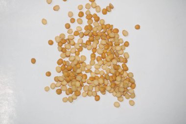 Toor dal ya da bölünmüş sarı mercimek izole. Chana Dal, Yellow Chana Split Bezelyeleri, Kurutulmuş Nohut Mercimeği olarak da bilinir.