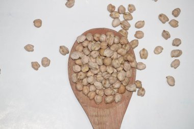 Ahşap arka planda nohut dolu ahşap kaşık. Üst görünüm.