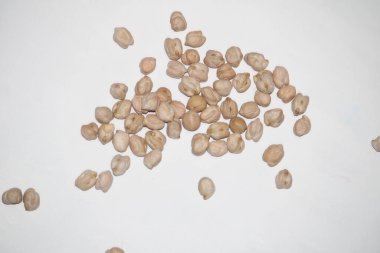 Ahşap arka planda nohut dolu ahşap kaşık. Üst görünüm.