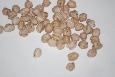 Ahşap arka planda nohut dolu ahşap kaşık. Üst görünüm.