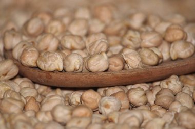 Ahşap arka planda nohut dolu ahşap kaşık. Üst görünüm.