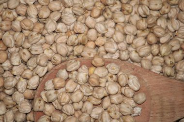 Ahşap arka planda nohut dolu ahşap kaşık. Üst görünüm.