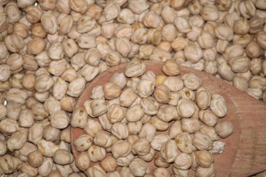 Ahşap arka planda nohut dolu ahşap kaşık. Üst görünüm.