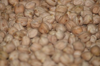 Ahşap arka planda nohut dolu ahşap kaşık. Üst görünüm.