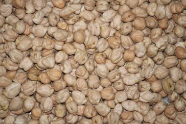 Ahşap arka planda nohut dolu ahşap kaşık. Üst görünüm.