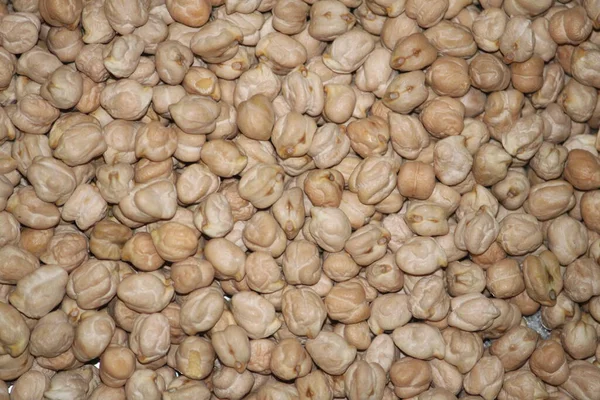 Ahşap arka planda nohut dolu ahşap kaşık. Üst görünüm.