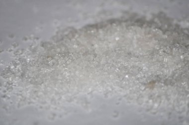 Beyaz arka planda izole edilmiş tahta kaşıkta şeker. Üst Manzara. Saf arıtılmış şeker, beyaz kristal şeker.