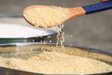 Tavada bol etli erişte.