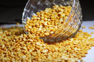 Toor dal, Tur daal, sarı mercimek bölünmüş bezelye, kızılderili bölünmüş bezelye, arhar dal, tuvar dal, bölünmüş bezelye, sarı mercimek, arahar daal, kızılderili darbeleri olarak bilinir. Vejetaryen protein yemeği kavramı