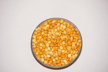 Toor dal, Tur daal, sarı mercimek bölünmüş bezelye, kızılderili bölünmüş bezelye, arhar dal, tuvar dal, bölünmüş bezelye, sarı mercimek, arahar daal, kızılderili darbeleri olarak bilinir. Vejetaryen protein yemeği kavramı