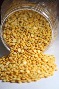 Toor dal, Tur daal, sarı mercimek bölünmüş bezelye, kızılderili bölünmüş bezelye, arhar dal, tuvar dal, bölünmüş bezelye, sarı mercimek, arahar daal, kızılderili darbeleri olarak bilinir. Vejetaryen protein yemeği kavramı