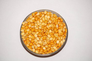 Toor dal, Tur daal, sarı mercimek bölünmüş bezelye, kızılderili bölünmüş bezelye, arhar dal, tuvar dal, bölünmüş bezelye, sarı mercimek, arahar daal, kızılderili darbeleri olarak bilinir. Vejetaryen protein yemeği kavramı