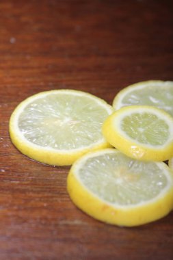 Masada taze limonlar