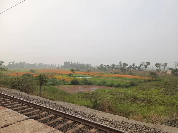 Kırsal bölgedeki tren yolu.