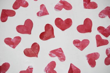 Kırmızı kağıt kalp beyaz arka planda izole, kırmızı kalp, kağıt kalp arka plan, sevgililer günü