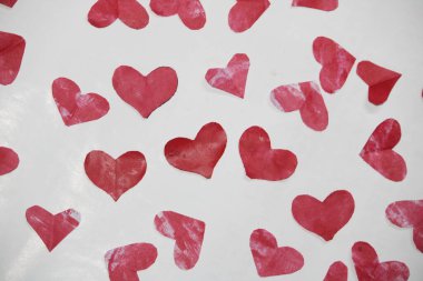 Kırmızı kağıt kalp beyaz arka planda izole, kırmızı kalp, kağıt kalp arka plan, sevgililer günü