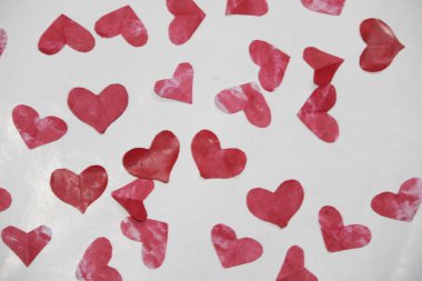 Kırmızı kağıt kalp beyaz arka planda izole, kırmızı kalp, kağıt kalp arka plan, sevgililer günü