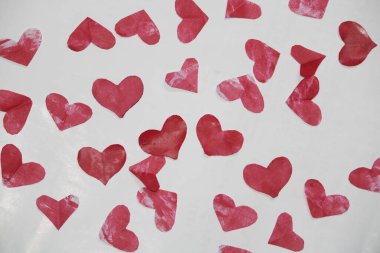 Kırmızı kağıt kalp beyaz arka planda izole, kırmızı kalp, kağıt kalp arka plan, sevgililer günü