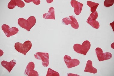 Kırmızı kağıt kalp beyaz arka planda izole, kırmızı kalp, kağıt kalp arka plan, sevgililer günü