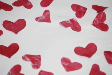 Kırmızı kağıt kalp beyaz arka planda izole, kırmızı kalp, kağıt kalp arka plan, sevgililer günü