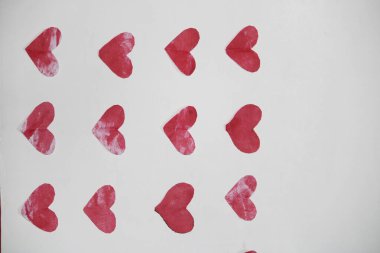 Kırmızı kağıt kalp beyaz arka planda izole, kırmızı kalp, kağıt kalp arka plan, sevgililer günü