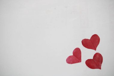 Kırmızı kağıt kalp beyaz arka planda izole, kırmızı kalp, kağıt kalp arka plan, sevgililer günü