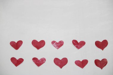 Kırmızı kağıt kalp beyaz arka planda izole, kırmızı kalp, kağıt kalp arka plan, sevgililer günü