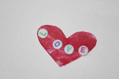 Kalpli sevgililer günü, tatilli, mutlu şubatlar, aşk. Tahta renkli bloktan Sevgililer Günü Haftası diliyorum. Aşk kelimesi. Sevgililer haftası kelimesi. Merhaba Şubat kelimesi. Kalpli. Beyaz arka planda izole edilmiş mutlu sevgililer günü diliyorlar..