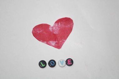 Kalpli sevgililer günü, tatilli, mutlu şubatlar, aşk. Tahta renkli bloktan Sevgililer Günü Haftası diliyorum. Aşk kelimesi. Sevgililer haftası kelimesi. Merhaba Şubat kelimesi. Kalpli. Beyaz arka planda izole edilmiş mutlu sevgililer günü diliyorlar..