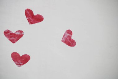Beyaz arka planda kırmızı kalp, Sevgililer Günü konsepti. Kırmızı kağıt kalp beyaz arka planda izole, kırmızı kalp, kağıt kalp arka plan, sevgililer günü